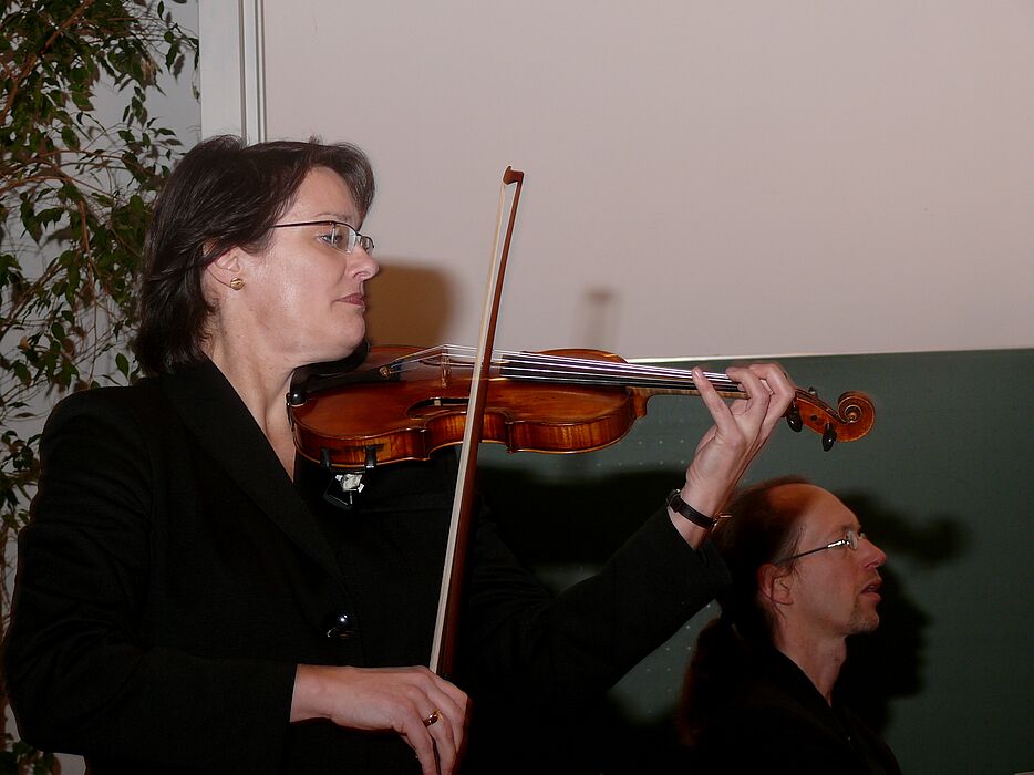 Foto: Uta Heidemann-Diedrich (Violine) und Eckhard Wiemann (Klavier) führten stimmungsvoll in den Abend ein.