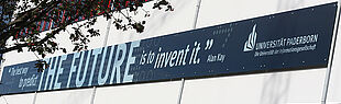 Gebäude O mit dem Zitat "The best way to predict the future is to invent it" von Alan Kay.
