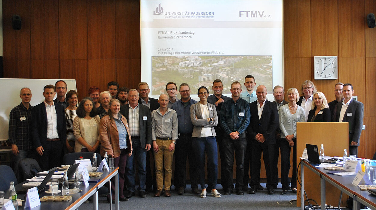 Foto (Universität Paderborn): Die Teilnehmerinnen und Teilnehmer des FTMV-Praktikantentages.