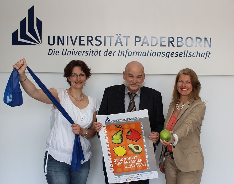 Foto (Universität Paderborn, Heiko Appelbaum): Sandra Bischof (links), Jürgen Plato und Diana Riedel laden zu den Uni-Gesundheitstagen 2013 ein.