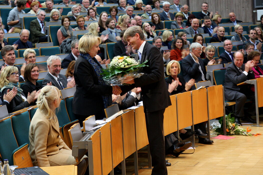 Foto (Universität Paderborn, Patrick Kleibold): Verleihung der Ehrendoktorwürde an die Literatur-Nobelpreisträgerin Herta Müller: Prof. Dr. Nikolaus Risch und Hannelore Kraft.
