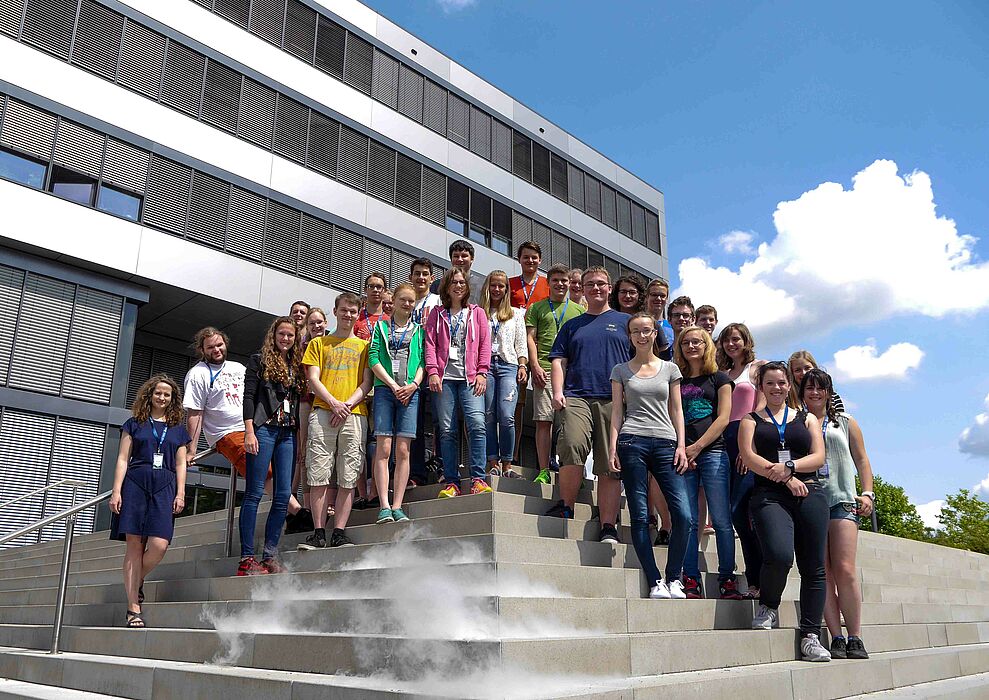 Foto (Universität Paderborn, Johannes Pauly): Die Teilnehmer des ersten SommerCamps Physik im Jahr 2015 an der Uni Paderborn.