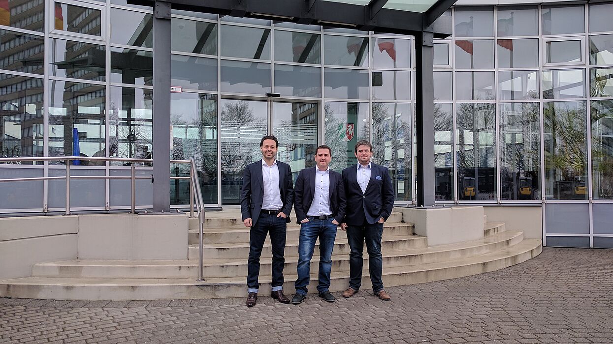 Foto (Universität Paderborn), von links: Mark Piper, Alexander Olenberg und Alexander Zibart freuen sich über eine Förderung im Rahmen des Wettbewerbs „START-UP-Hochschul-Ausgründungen“.