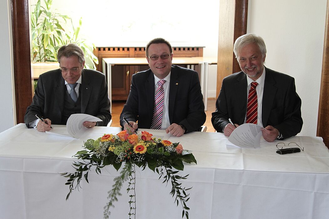 Foto (Kerstin Heinemann, HSHL): (v. l.) Dr. Jürgen Behrend, Prof. Dr. Klaus Zeppenfeld und Prof. Dr. Wilhelm Schäfer