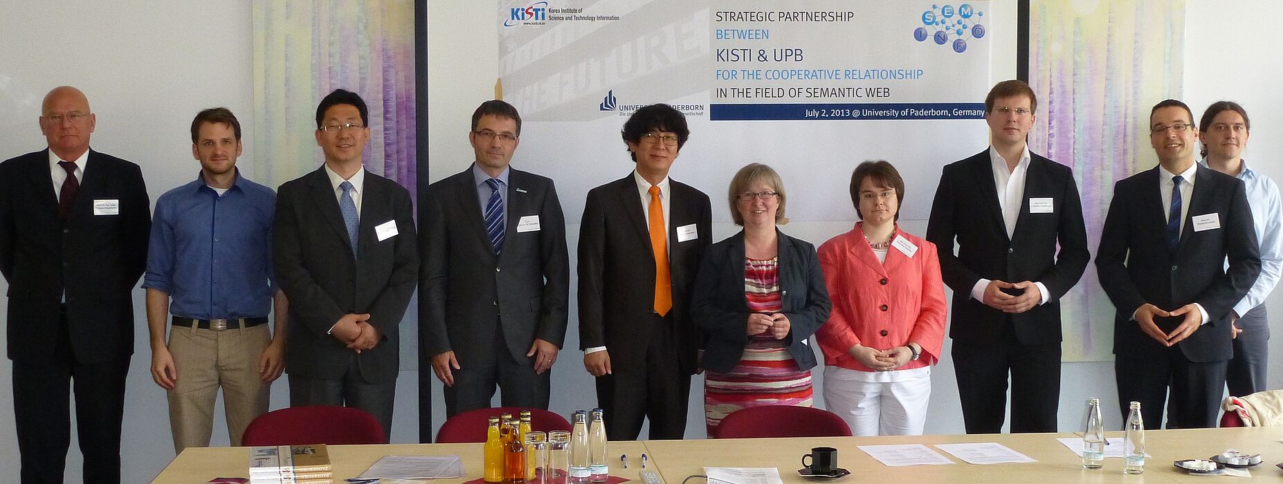 Foto (Universität Paderborn, Uwe Knaup): Prof. Dr. Won-Kyung Sung (5. v. l., KISTI), Prof. Dr. Hanmin Jung (3. v. l., KISTI) und Dr. Seungwoo Lee (o. Abb., KISTI) trafen sich mit der Vizepräsidentin Simone Probst (5. v. r.) sowie Vertretern der Fakultä