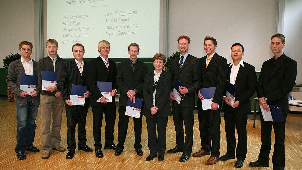 Foto: Prof. Dr. Sybille Hellebrand (Mitte), Leiterin des Instituts für Elektrotechnik und Informationstechnik, mit Absolventen.