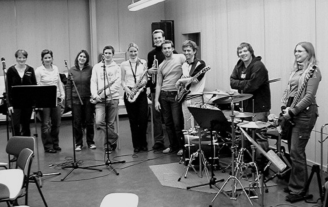 Foto: "Feedback", eine seit 2001 bestehende Band der Universität Paderborn, deren 16 Mitglieder allesamt Studentinnen und Studenten sind, legt besonderen Wert auf die stiltypische Interpretation der Stücke.