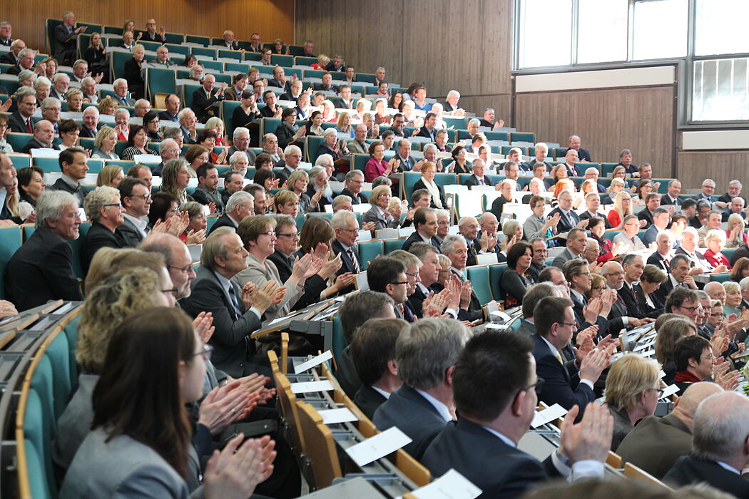 Foto (Universität Paderborn, Nina Reckendorf): Rund 600 Gäste kamen zur Verabschiedung von Prof. Dr. Nikolaus Risch und zur Einführung von Prof. Dr. Wilhelm Schäfer.