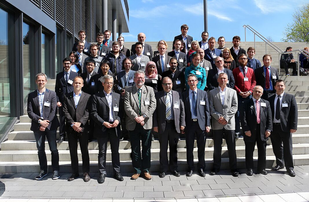 Foto (Universität Paderborn): Einige Konferenzteilnehmer des CAPE Forum 2015 vor dem Q-Gebäude der Universität Paderborn.