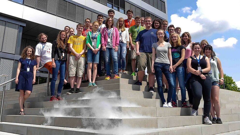 Foto (Universität Paderborn, Johannes Pauly): Die Teilnehmer des ersten SommerCamps Physik im Jahr 2015 an der Uni Paderborn.
