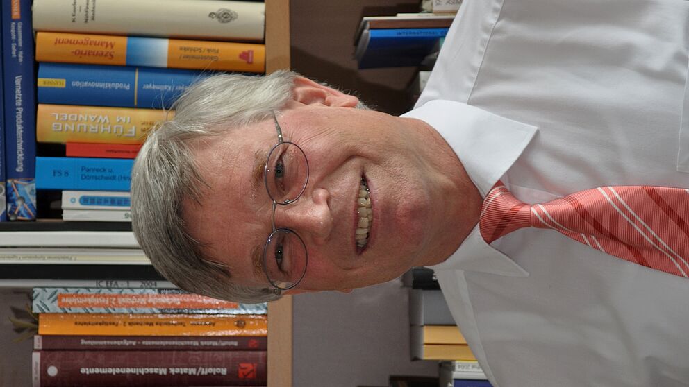 Foto (Universität Paderborn): Der ehemalige Rektor der Universität Paderborn Prof. Dr. Hans Albert Richard wird aus dem aktiven Hochschuldienst verabschiedet.