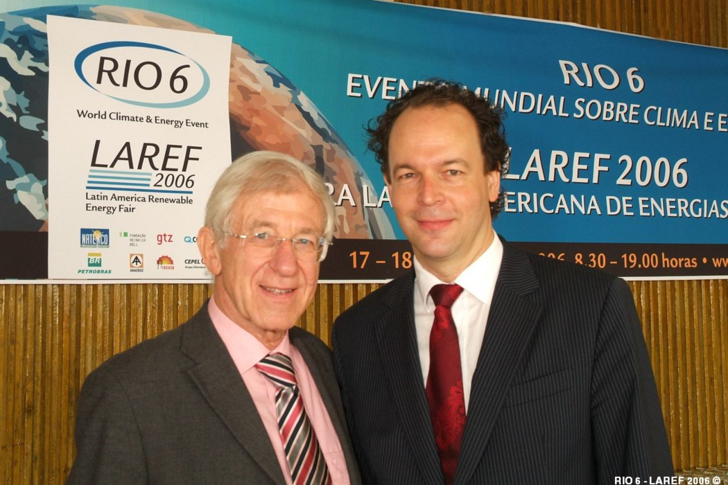 Foto (Universität Paderborn): Der Fernsehjournalist Dr. Franz Alt zusammen mit Prof. Dr. Stefan Krauter bei der RIO 6 Konferenz.