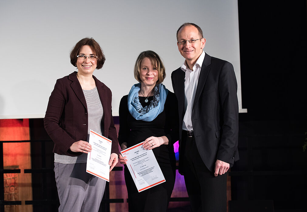 Foto (Costa Belibasakis/TH Köln): Wildt-Preisverleihung durch Prof. Dr Niclas Schaper: Prof. Dr. Niclas Schaper und die beiden Preisträgerinnen.