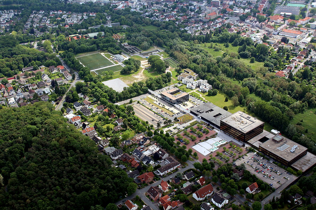 Foto (Universität Paderborn, Patrick Kleibold): Luftbild der Fürstenallee mit dem HNI, dem HNF und der ZKM 1 vom 14. Juni 2013.