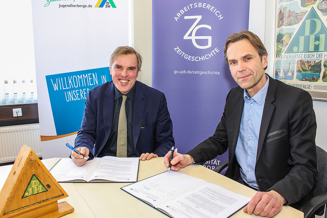 Foto (Universität Paderborn, Johannes Pauly): Bernd Dohn (l.) und Prof. Dr. Peter Fäßler unterzeichnen den Kooperationsvertrag über 100.000 Euro.
