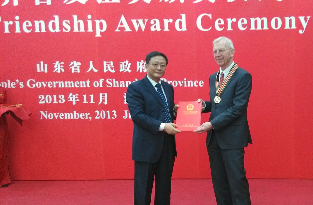Foto: Verleihung des Qilu Friendship Award an Prof. Dr. Gregor Fels durch Sun Shaocheng, stellvertretender Gouverneur der Provinz Shandong, China.