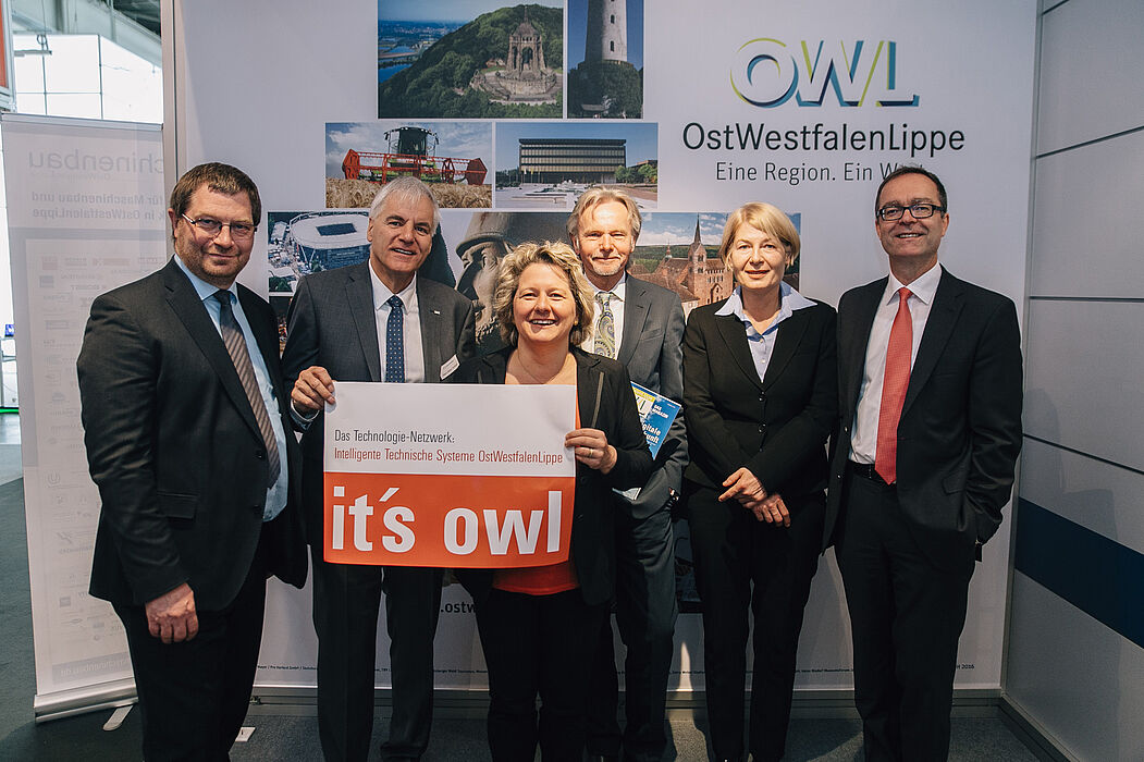 Foto: NRW-Innovationsministerin Svenja Schulze (3. v. l.) zeigte sich von der Innovationskraft OWLs beeindruckt. Am OWL-Gemeinschaftsstand begrüßten die Ministerin: Herbert Weber, Geschäftsführer der OWL GmbH (3. v. r.), Präsidentin der FH-Bielefeld,