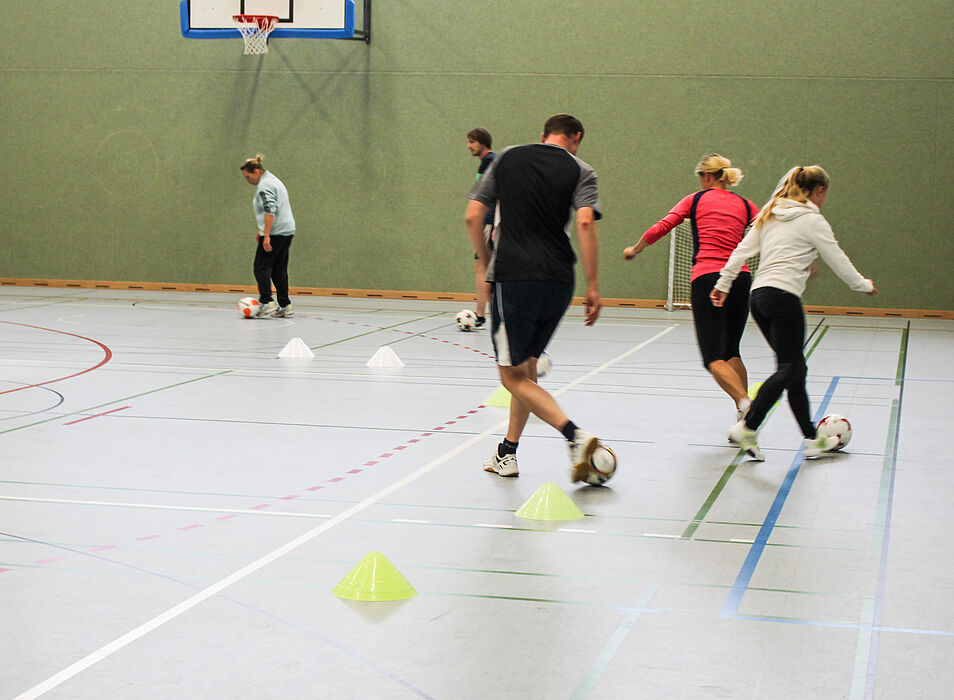 Foto (Universität Paderborn, Alena Gold): Unter Anleitung von Rene Wegs vom UFC Paderborn lernen die Teilnehmer des Workshops Futsal – eine abgemilderte Variante von Fußball, die sich gut für das Zusammenspiel von Anfängern und Profis eignet – kennen.