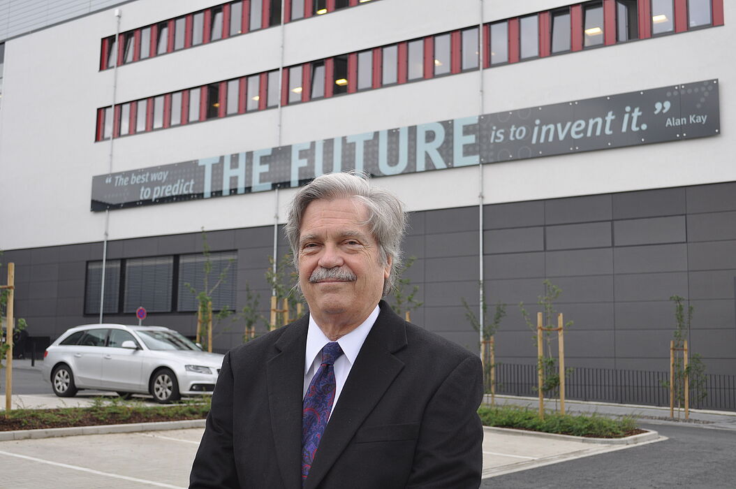 Foto (Universität Paderborn, Mark Heinemann): Dr. Alan Kay prägte die Aussage „The best way to predict the future is to invent it".