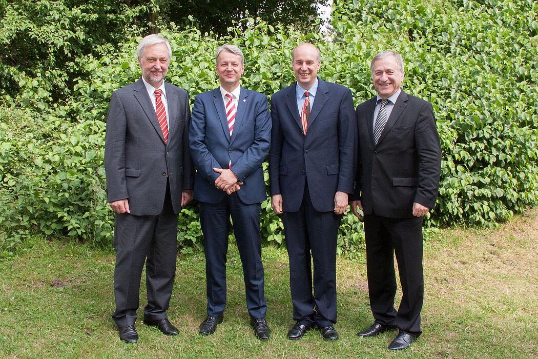 Foto: (v. l. n. r.) Präsident Prof. Dr. Wilhelm Schäfer zusammen mit dem Festredner Prof. Dr. Peter Liggesmeyer sowie Dekan Prof. Dr. Jürgen Klüners und Geschäftsführer Dr. Michael Laska