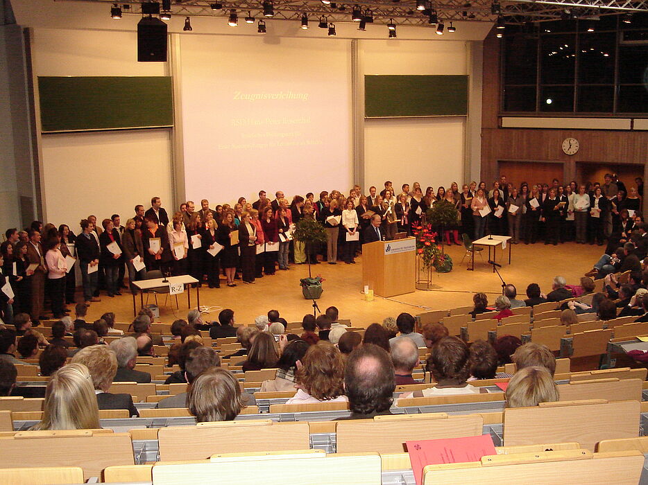 Foto: Staatsexamensfeier für Lehramtsabsolventen der Universität Paderborn im vollbesetzten Audimax