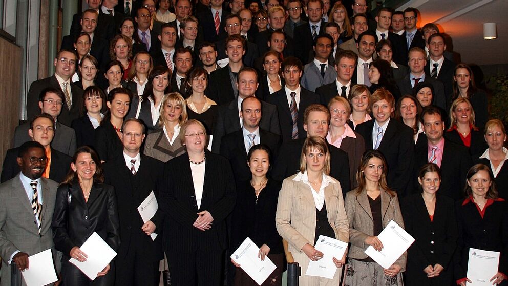 Foto (Daniel Jäger): Graduierte und Promovierte der Fakultät für Wirtschaftswissenschaften nahmen ihre Urkunden am 17.11.2007 in Empfang.