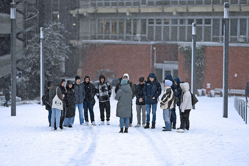 Campusführung im Schnee am Campustag.