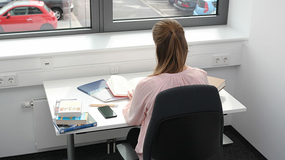 Studierende lernt in der Bibliothek.
