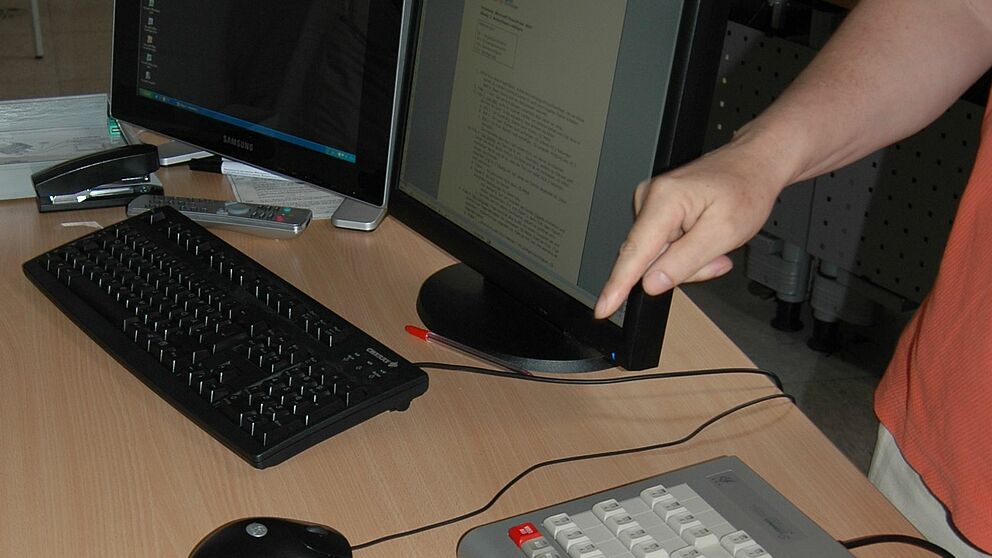 Foto: Dozentenarbeitsplatz mit zusätzlicher Tastatur zum Bedienen von Videodidact Select und zweitem Monitor zum Anschauen von Teilnehmerbildschirmen