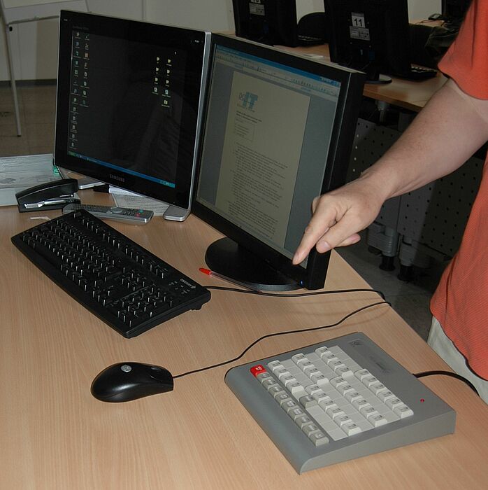 Foto: Dozentenarbeitsplatz mit zusätzlicher Tastatur zum Bedienen von Videodidact Select und zweitem Monitor zum Anschauen von Teilnehmerbildschirmen