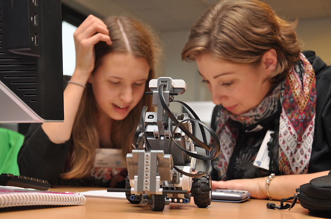Foto (Universität Paderborn): Experimentieren und Programmieren; so wird Robotern Leben eingehaucht.
