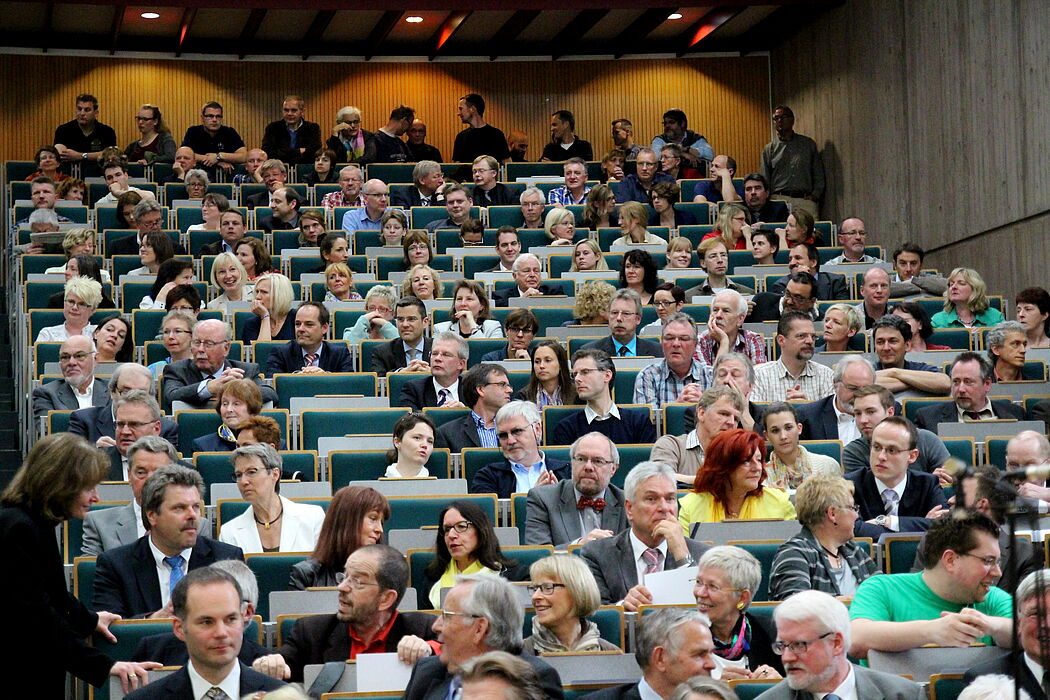 Foto (Universität Paderborn, Patrick Kleibold): Ca. 650 Personen kamen zur Verabschiedung von Jürgen Plato und zur Einführung von Simone Probst.