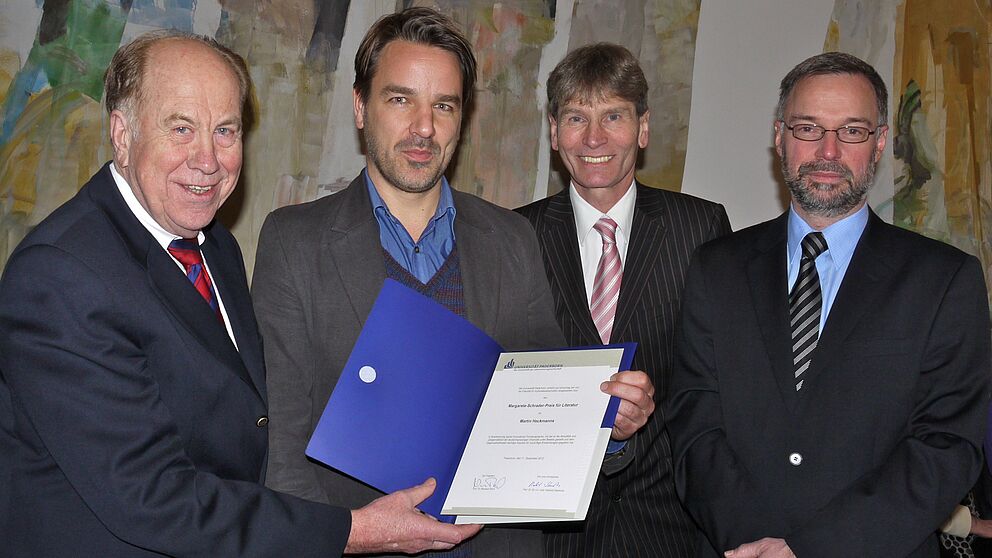 Foto (Heike Probst): Strahlende Gesichter zur Verleihung des Margarete-Schrader-Preises (v. l. n. r.): Prof. Dr. Dr. h. c. mult. Hartmut Steinecke, Preisträger Martin Heckmanns, Präsident Prof. Dr. Nikolaus Risch und Laudator Prof. Dr. Norbert Otto Eke.