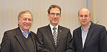 Foto: Prof. Dr.-Ing. Jochen Kreusel war Gastredner des Fakultätskolloquiums des Wintersemesters 2013/14, begrüßt von Dekan Prof. Dr. Jürgen Klüners (r.) und Dr. Michael Laska, Geschäftsführer der Fakultät (l.).