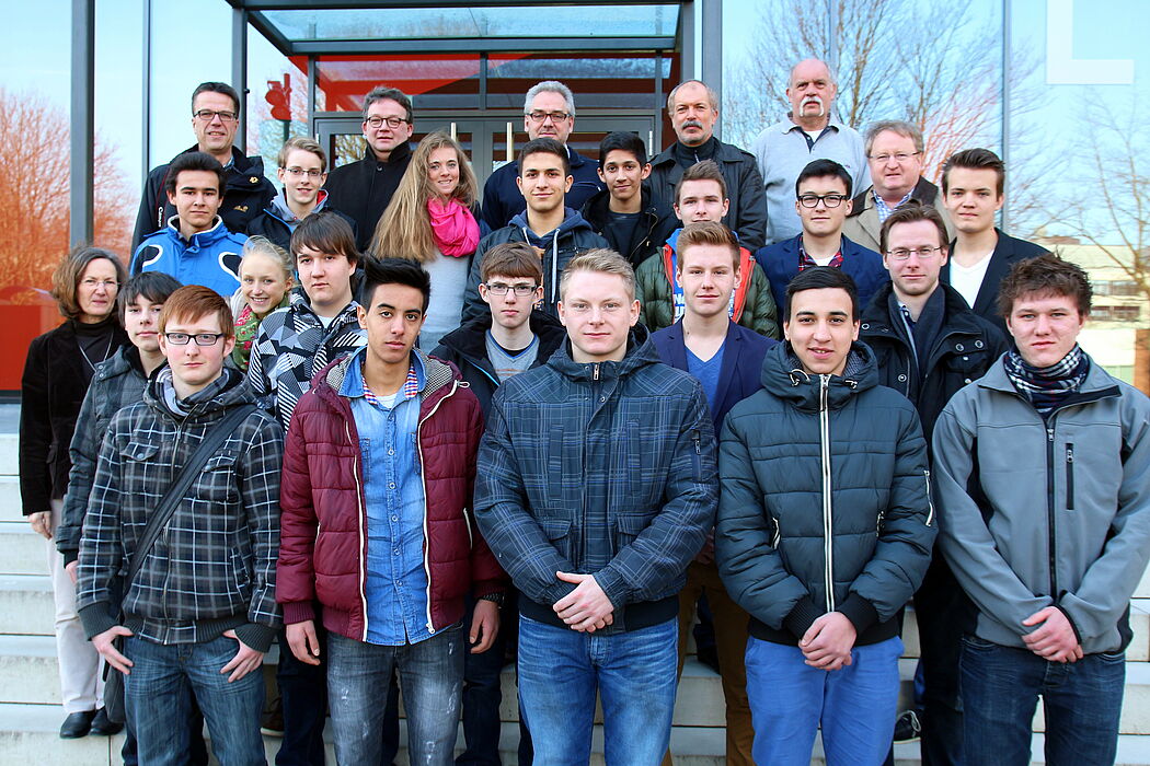 Foto (Universität Paderborn, Patrick Kleibold): Teams der Schulen Ludwig-Erhard-Berufskolleg (Paderborn), Gymnasium Theodorianum (Paderborn), Schulzentrum Olsberg, Berufskolleg und Realschule, Einstein-Gymnasium (Rheda-Wiedenbrück) und von der Von-Fürs