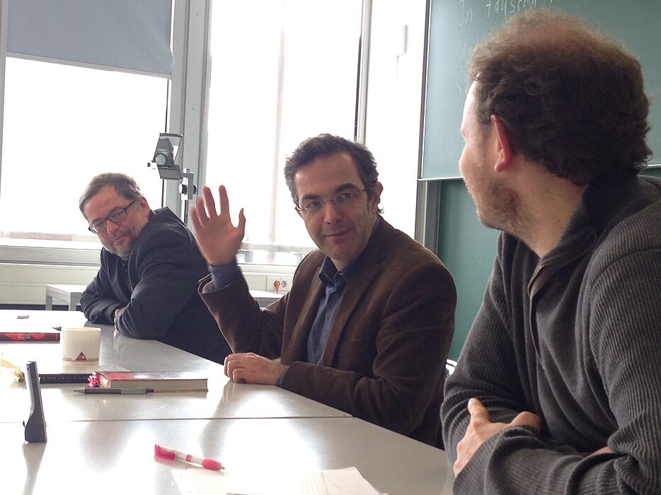Foto (Universität Paderborn, Tuba Isik): Prof. Dr. Michael Hofmann, Navid Kermani und Prof. Dr. Klaus von Stosch (von links) im Gespräch