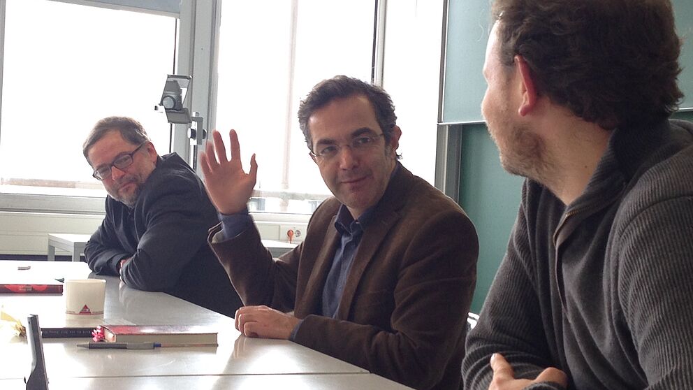 Foto (Universität Paderborn, Tuba Isik): Prof. Dr. Michael Hofmann, Navid Kermani und Prof. Dr. Klaus von Stosch (von links) im Gespräch