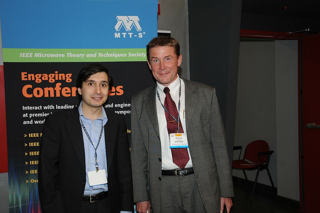 Foto (Universität Paderborn): Dr.-Ing. Vadim Issakov (l.) mit seinem Doktorvater Prof. Dr.-Ing. Andreas Thiede.