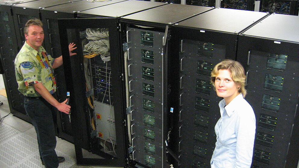 Foto: Der neue Supercomputer von Fujitsu Siemens Computers an der Universität Paderborn gehört mit 2 Billionen Rechenoperationen pro Sekunde weltweit zu den 500 schnellsten Rechnersystemen.