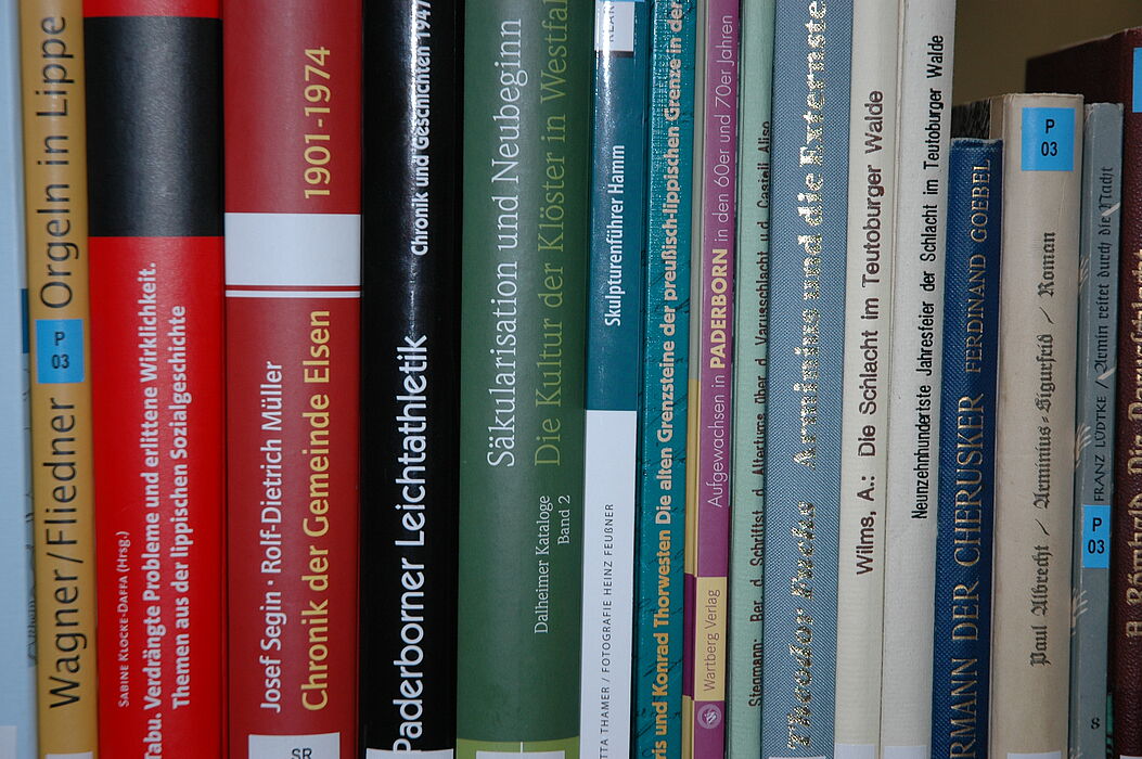 Foto (UB): Viel aus der Region: In der Universitätsbibliothek gibt es jede Menge aktuelle wissenschaftliche Literatur zu wichtigen Themenbereichen aus der Region.