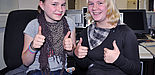 Foto (Universität Paderborn, Simon Beisel): Daumen hoch: Teilnehmerinnen des Schülerworkshops 2009.