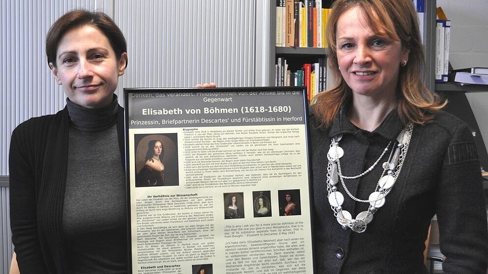 Foto (Universität Paderborn, Mark Heinemann): Ana Rodrigues (l.) und Prof. Dr. Ruth Hagengruber erforschen das Leben und Wirken von Philosophinnen.
