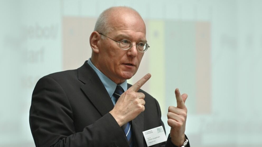 Foto (Universität Paderborn): Prof. Dr.-Ing. Wilhelm Dangelmaier bei der Eröffnung der 10. Paderborner Frühjahrstagung (PBFT) am 26. März 2008.