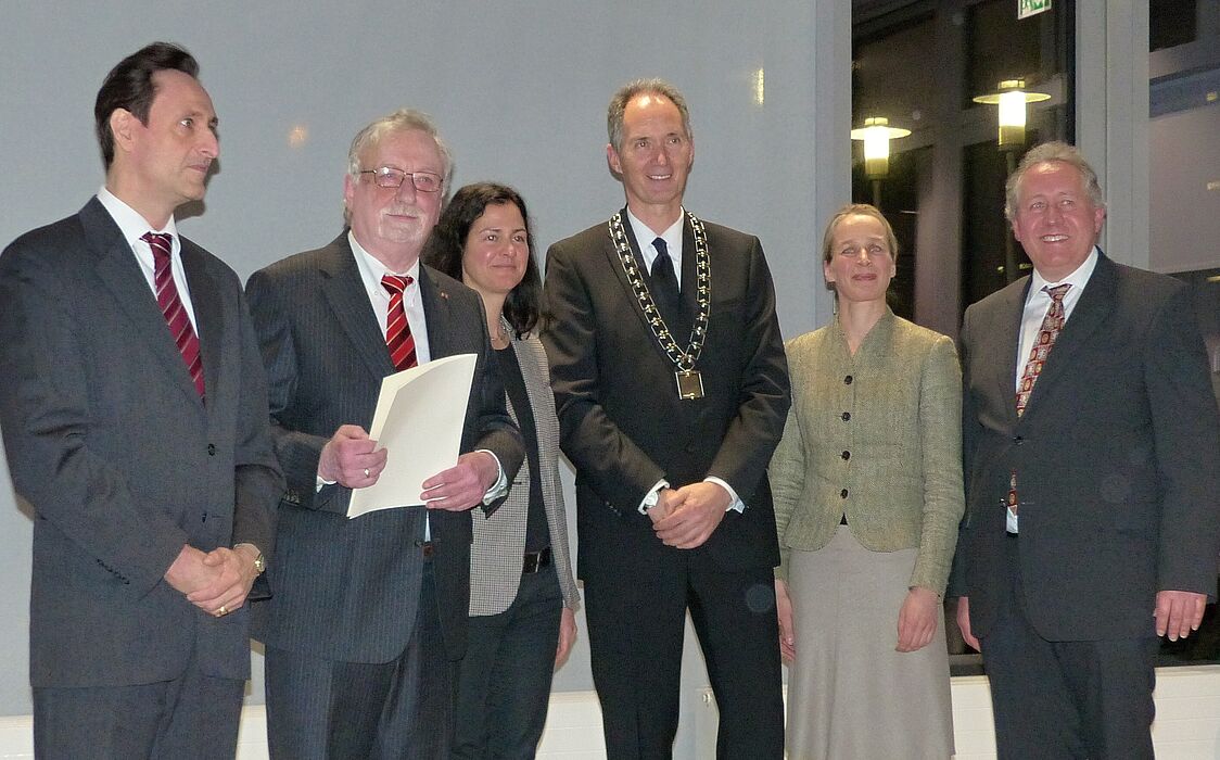 Foto (J. Ohm): von links: Dekan Prof. Dr. Dirk Hartmann, Prof. em. Dr. Dr. h. c. mult. Peter Freese, Prof. Dr. Maria Eisenmann, Didaktik der englischen Sprache und Literatur, Rektor Prof. Dr. Ulrich Radtke, Prof. Dr. Barbara Buchenau, North American Cultu
