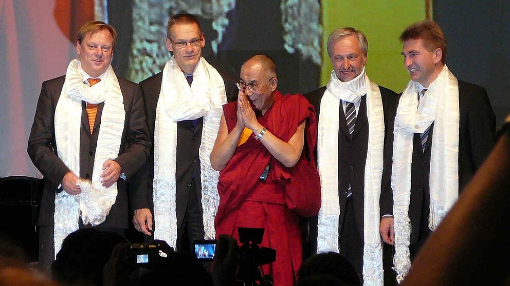 Foto: In der Halle Münsterland sprach der Dalai Lama (Mitte) vor 4.500 Zuhörern. Von links: Prof. Dr. F. Ekkehardt Hahn (Uni Münster, Dekan Fachbereich Chemie und Pharmazie), Prof. Dr. Jan Andersson (Universität Münster), Prorektor Prof. Dr. Wilhelm 