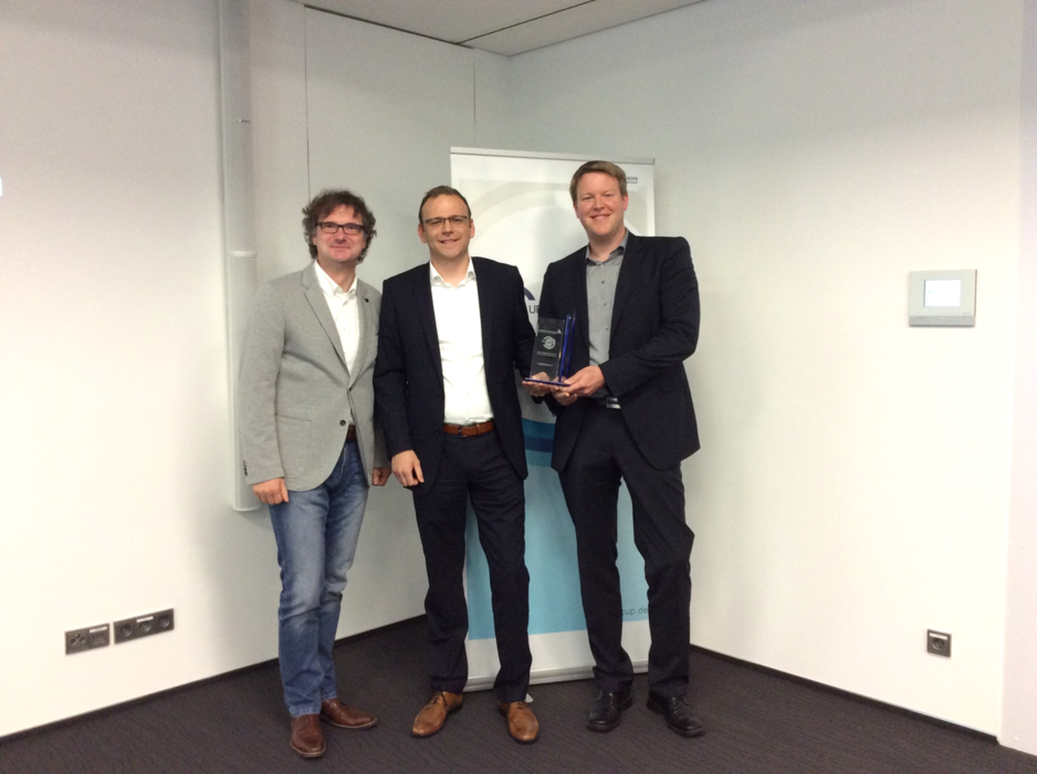 Foto (Universität Paderborn, TecUP): Prof. Dr. Rüdiger Kabst zeichnet die jungen Gründer Dr. Ben-jamin Nagel und Dr. Fabian Christ aus (v. l. n. r.).