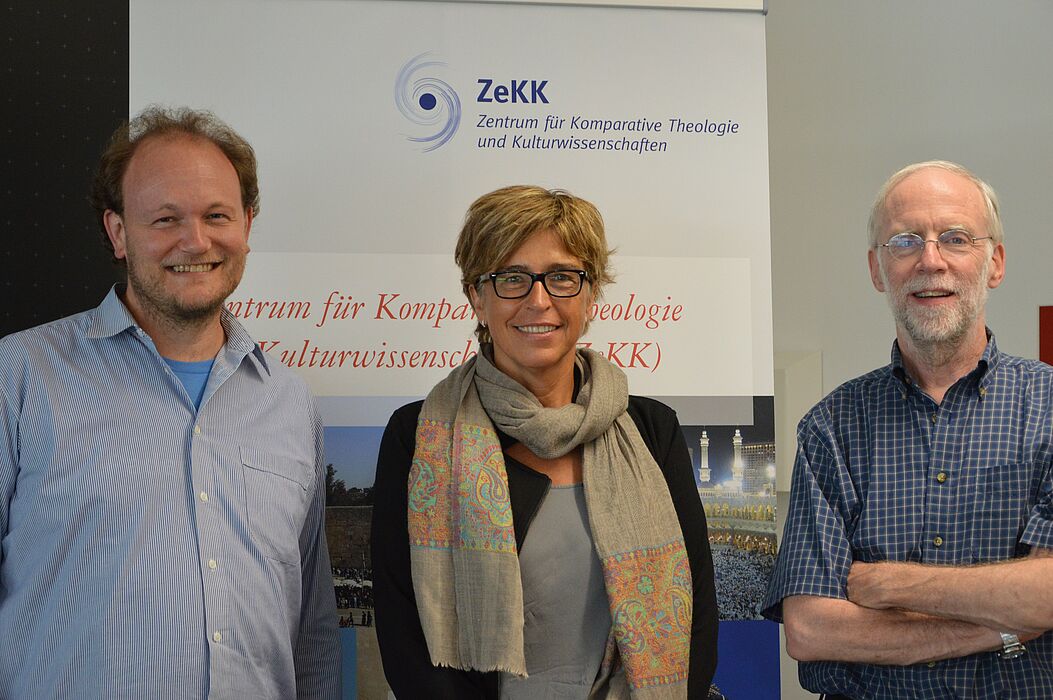 Foto (Universität Paderborn, Tuba Isik): Die Veranstalter (v. l.) Prof. Klaus von Stosch (Universität Pa-derborn), Prof. Catherine Cornille (Boston College), Prof. Francis X. Clooney SJ (Harvard University).