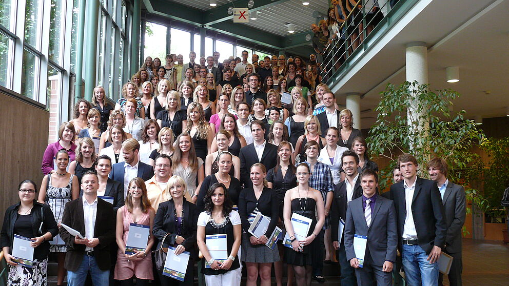 Foto (Universität Paderborn, Tanja Heggen): Die Absolventinnen und Absolventen des Sommersemesters 2010.