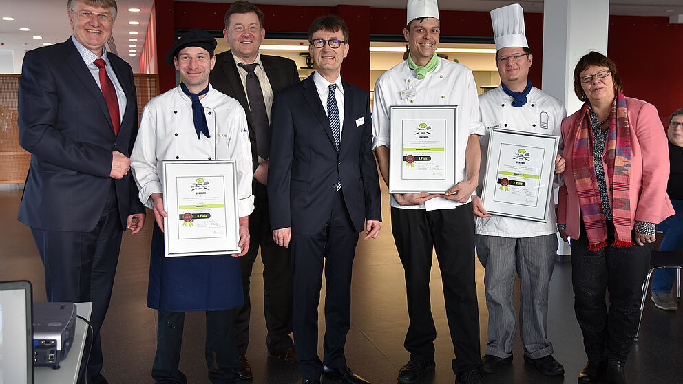 Im Bild von links nach rechts: Detlef Rujanski – Geschäftsführer Studierendenwerk Siegen, Thomas Krekel –Studierendenwerk Siegen / 3. Platz, Jörg Lüken – Geschäftsführer AKAFÖ Bochum und Sprecher der ARGE der Studierendenwerke NRW, Charsten W