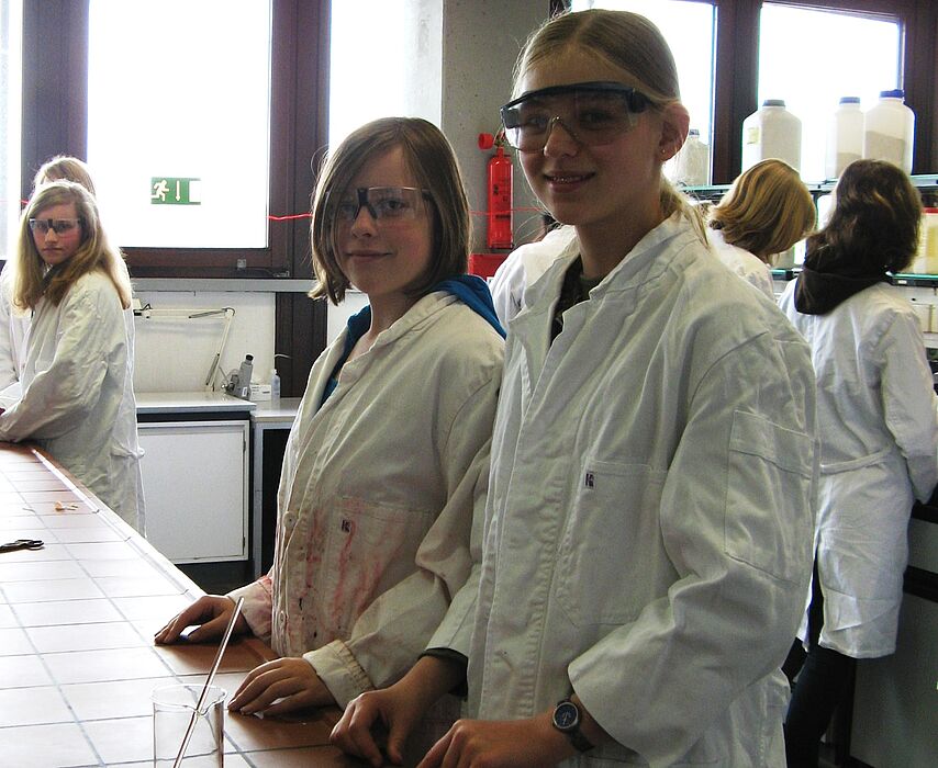 Foto (Universität Paderborn): Teilnehmerinnen am Girls‘ Day 2009